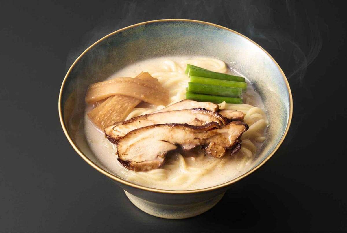 飲み干したくなる鶏白湯麺